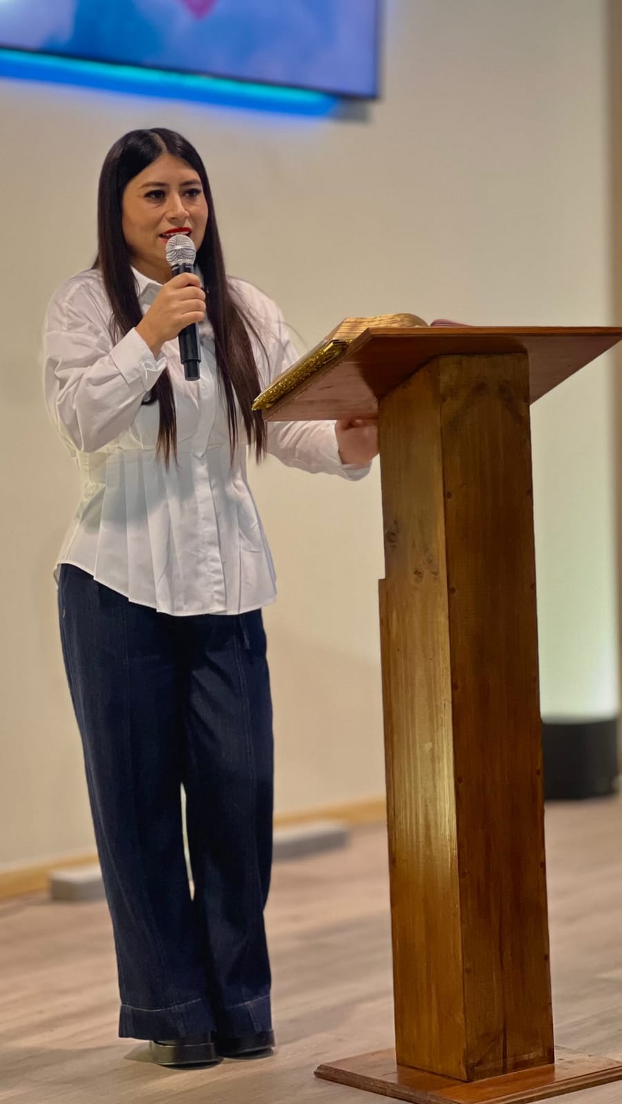 Pastora Cinthia predicando la Palabra