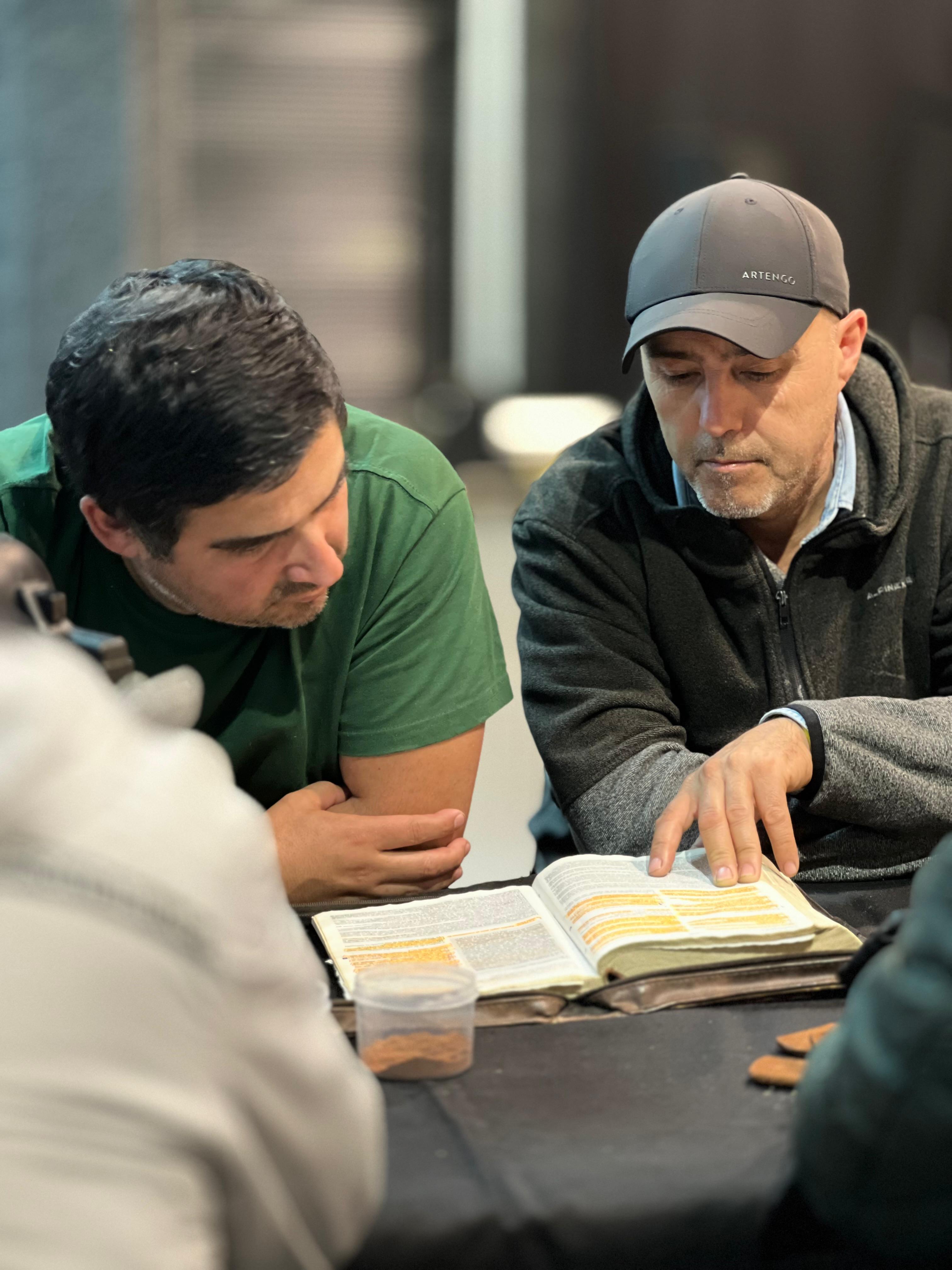 Dos hermanos de la iglesia estudiando juntos la Biblia